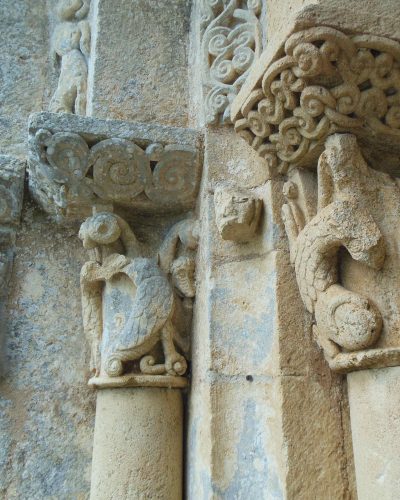 Sculptures sur le porche de l'Eglise de Laurenque