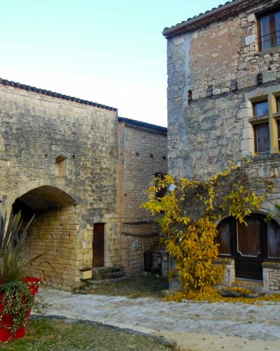 Le porche de Gavaudun. Photo prise du côté de la placette