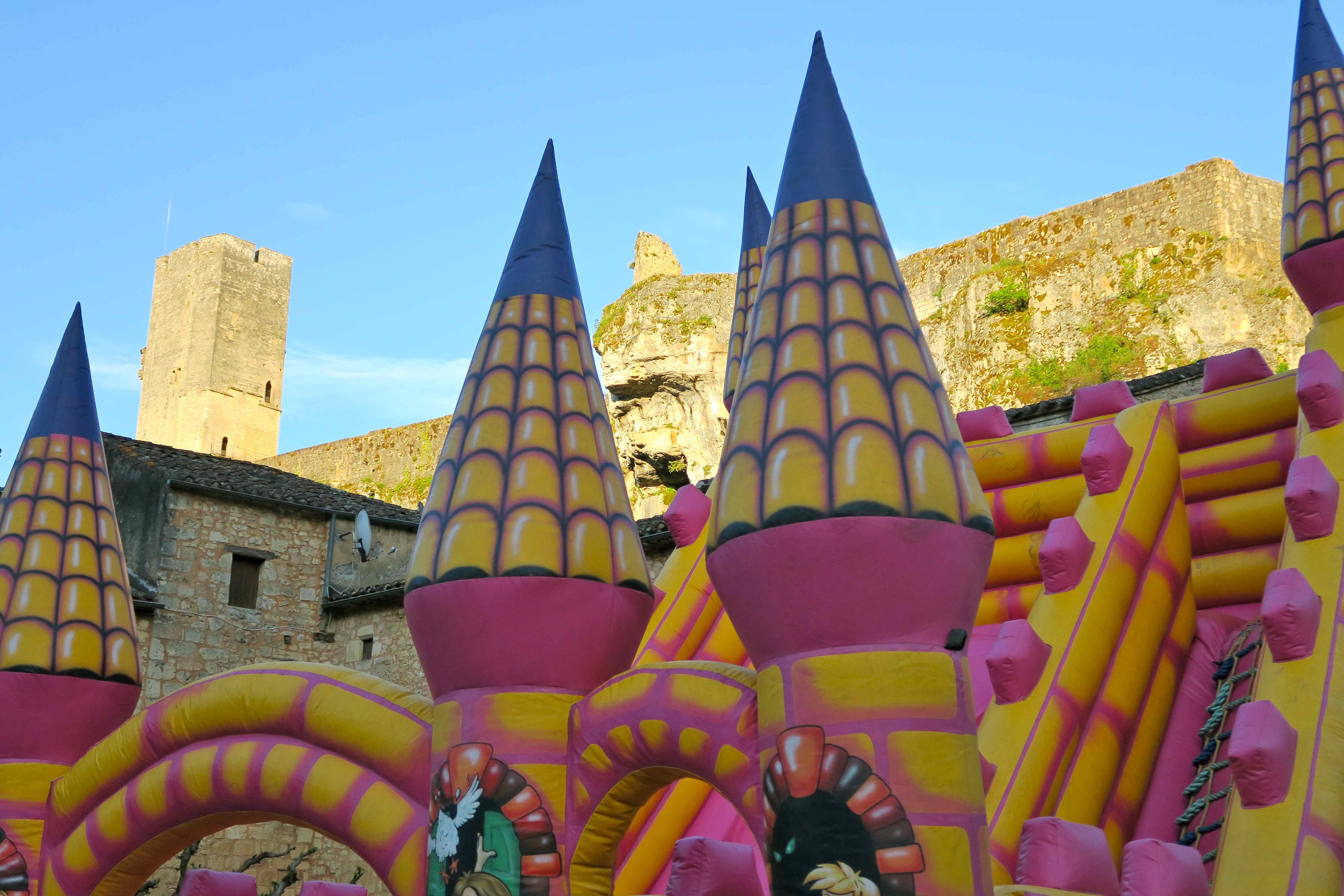 Fête de Gavaudun. Les deux châteaux : Un château gonflable devant le château de Gavaudun